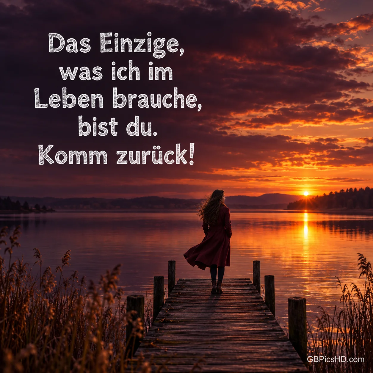 Eine Frau steht von hinten auf einem Steg und blickt auf den See im Sonnenuntergang, dazu "Das Einzige, was ich im Leben brauche, bist du. Komm zurück!". Eine Frau steht von hinten auf einem Steg und blickt auf den See im Sonnenuntergang, dazu "Das Einzige, was ich im Leben brauche, bist du. Komm zurück!".