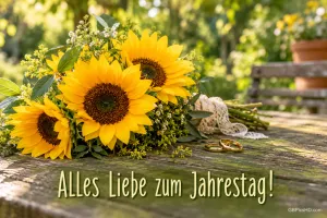 Ein Sonnenblumenstrauß und zwei goldene Ringe liegen auf einem Gartentisch mit "Alles Liebe zum Jahrestag!".