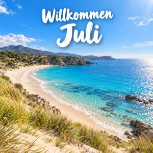 Weite Sandbucht mit türkisblauem Meer, Dünengras und felsiger Küste unter sommerlichem Himmel, oben in weißer Pinselschrift der Gruß Willkommen Juli.