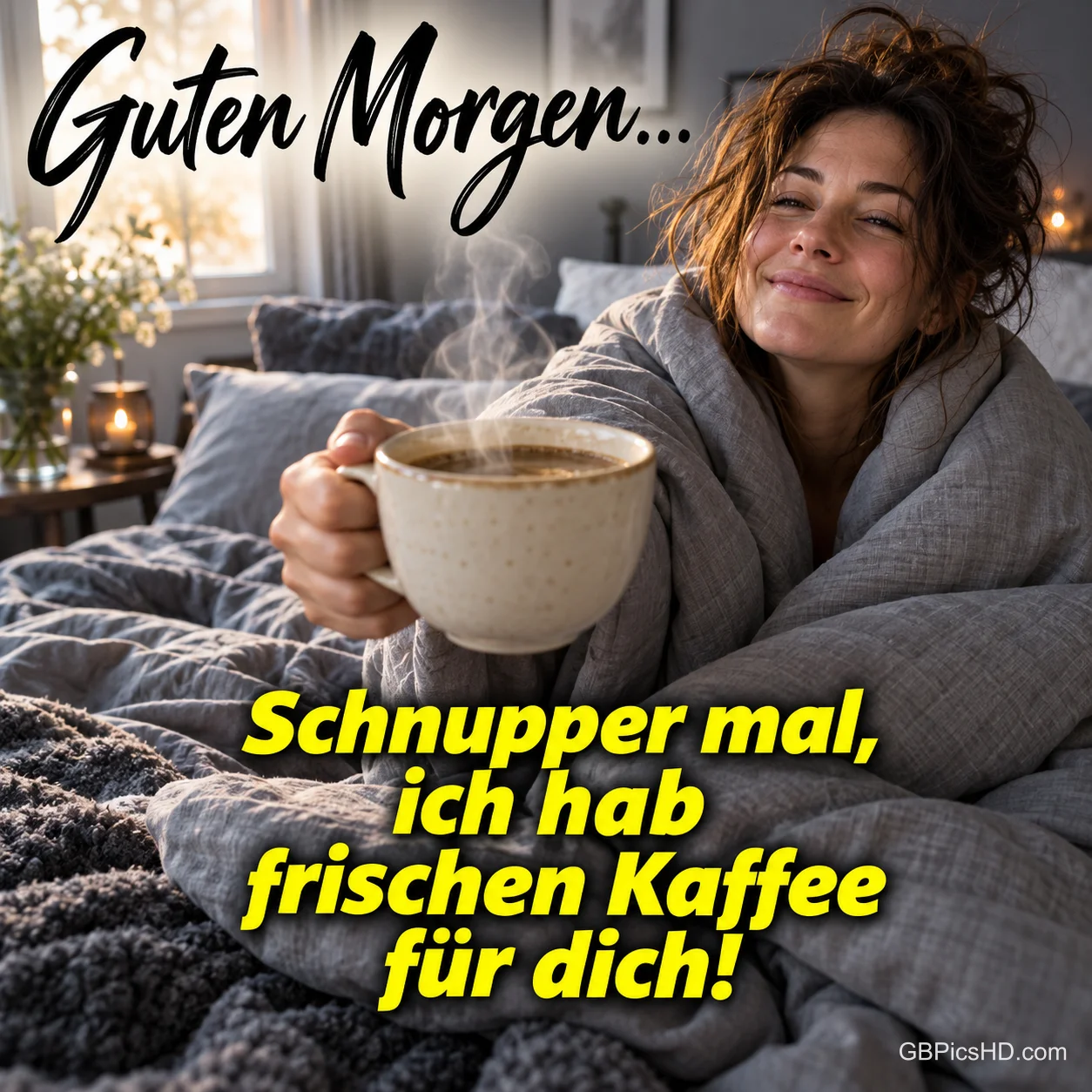 Lächelnde Frau in eine graue Decke gekuschelt reicht im gemütlichen Bett eine dampfende Tasse Kaffee entgegen, Text: Guten Morgen... Schnupper mal, ich hab frischen Kaffee für dich! Lächelnde Frau in eine graue Decke gekuschelt reicht im gemütlichen Bett eine dampfende Tasse Kaffee entgegen, Text: Guten Morgen... Schnupper mal, ich hab frischen Kaffee für dich!