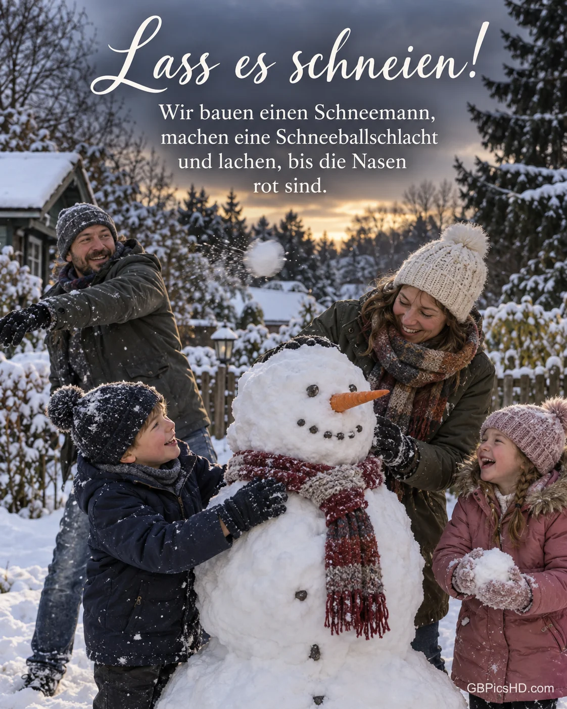 Eine fröhliche Familie baut im verschneiten Garten einen großen Schneemann mit Karottennase und Schal, dazu "Lass es schneien!".