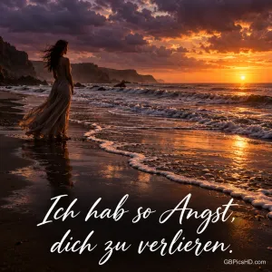 Eine Frau im wehenden Kleid steht bei Sonnenuntergang an einem felsigen Strand in der Brandung, darunter in Schreibschrift "Ich hab so Angst, dich zu verlieren."