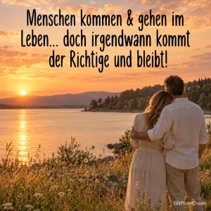 Ein Paar steht eng umschlungen auf einer Blumenwiese am Seeufer und blickt in den goldenen Sonnenuntergang, darüber ein Spruch über den richtigen Menschen, der bleibt