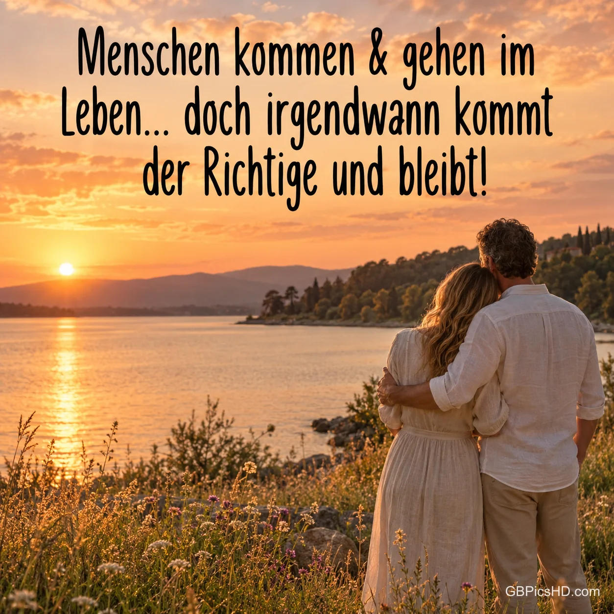 Ein Paar steht eng umschlungen auf einer Blumenwiese am Seeufer und blickt in den goldenen Sonnenuntergang, darüber ein Spruch über den richtigen Menschen, der bleibt