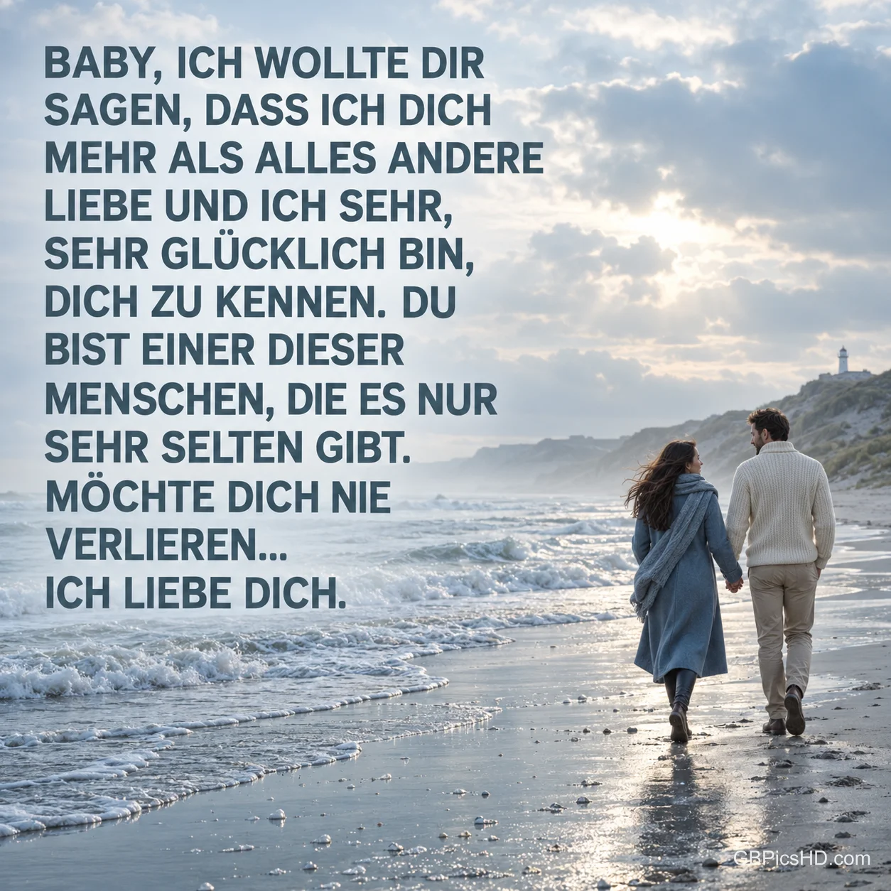 Ein Paar spaziert Hand in Hand am Meeresufer entlang, Wellen rollen an den Strand, oben links stehen liebevolle Worte darüber, wie selten und wertvoll dieser Mensch ist