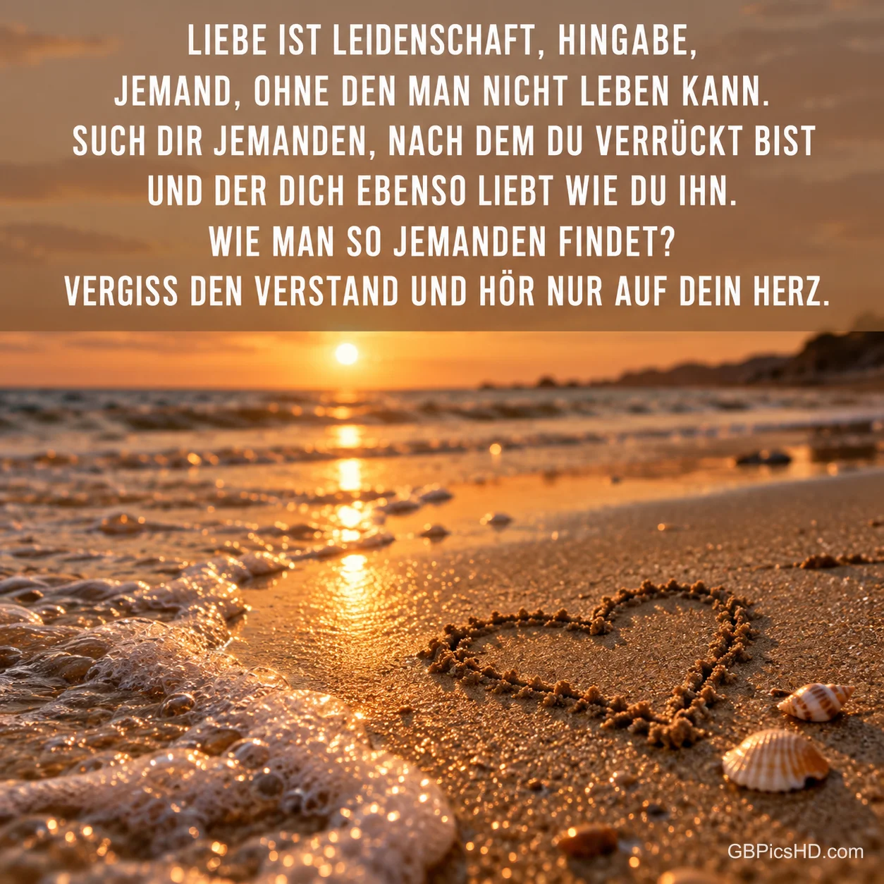 Ein in den nassen Sand gezeichnetes Herz mit Muscheln am Strand, Meeresschaum und goldener Sonnenuntergang, darüber ein langes Liebeszitat über Leidenschaft und das eigene Herz