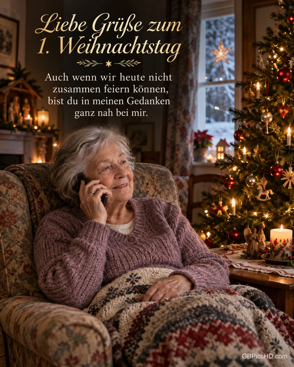 Eine ältere Frau telefoniert lächelnd im Sessel neben dem Weihnachtsbaum, dazu "Liebe Grüße zum 1. Weihnachtstag". Eine ältere Frau telefoniert lächelnd im Sessel neben dem Weihnachtsbaum, dazu "Liebe Grüße zum 1. Weihnachtstag".