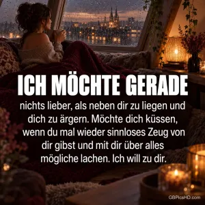 Eine Frau mit einer Tasse sitzt unter einer Decke am regennassen Fenster mit Stadtblick über dem Text "ICH MÖCHTE GERADE".