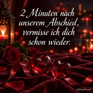 Zwei rote Glasherzen auf Samt neben Rosen und Kerzen mit "2 Minuten nach unserem Abschied, vermisse ich dich schon wieder.".