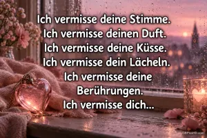 "Ich vermisse dich..." steht am regennassen Fenster über einem gläsernen Herz, einer rosa Decke und Kerzenlicht.