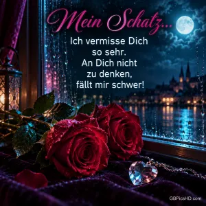 "Mein Schatz..." über roten Rosen und einem Kristallherz am regennassen Fenster mit Vollmond, Laterne und beleuchteter Stadt.