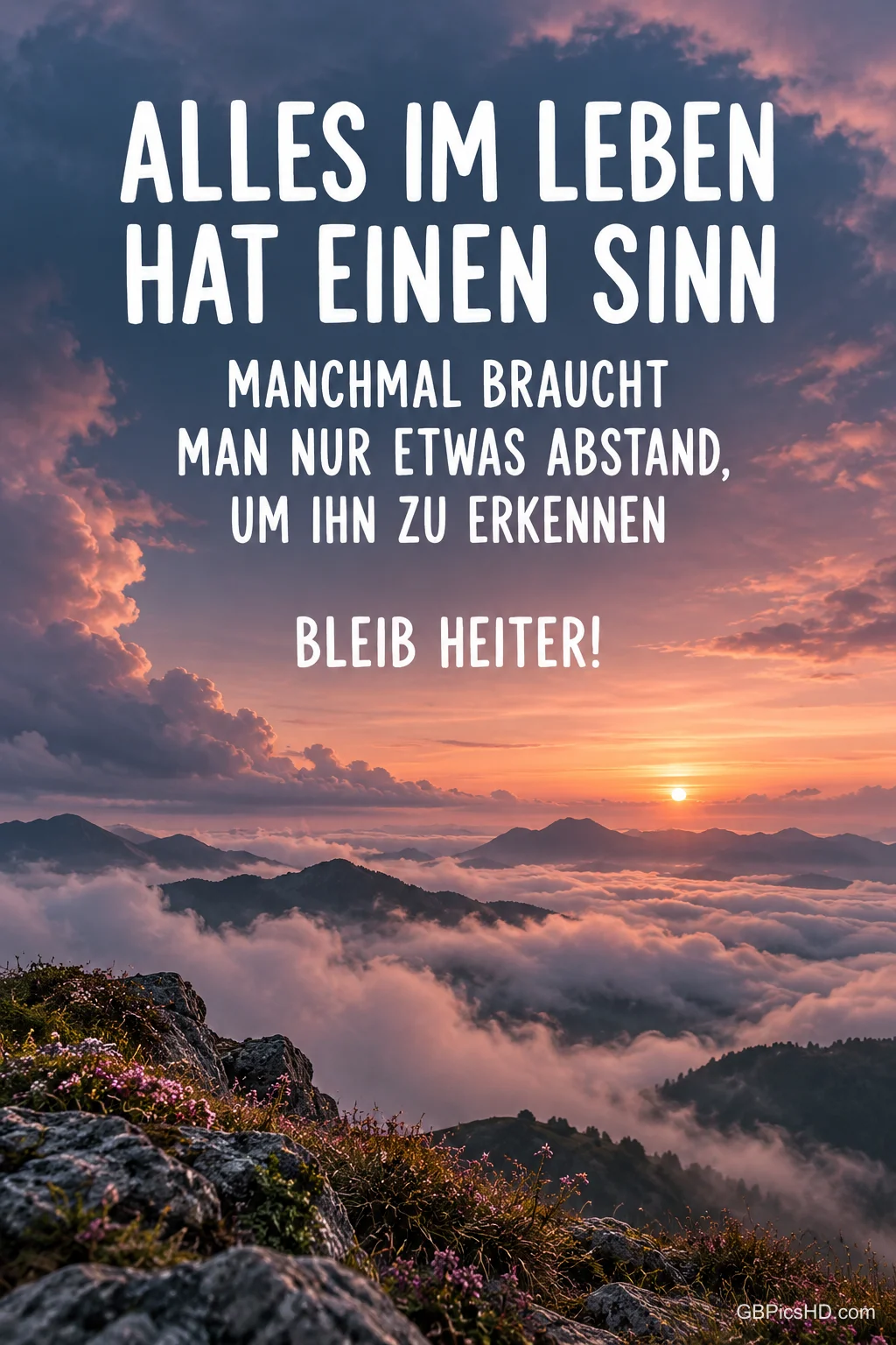 Die Sonne steht über wolkenverhangenen Berggipfeln unter einem rosa-blauen Himmel, dazu der Gruß "BLEIB HEITER!".