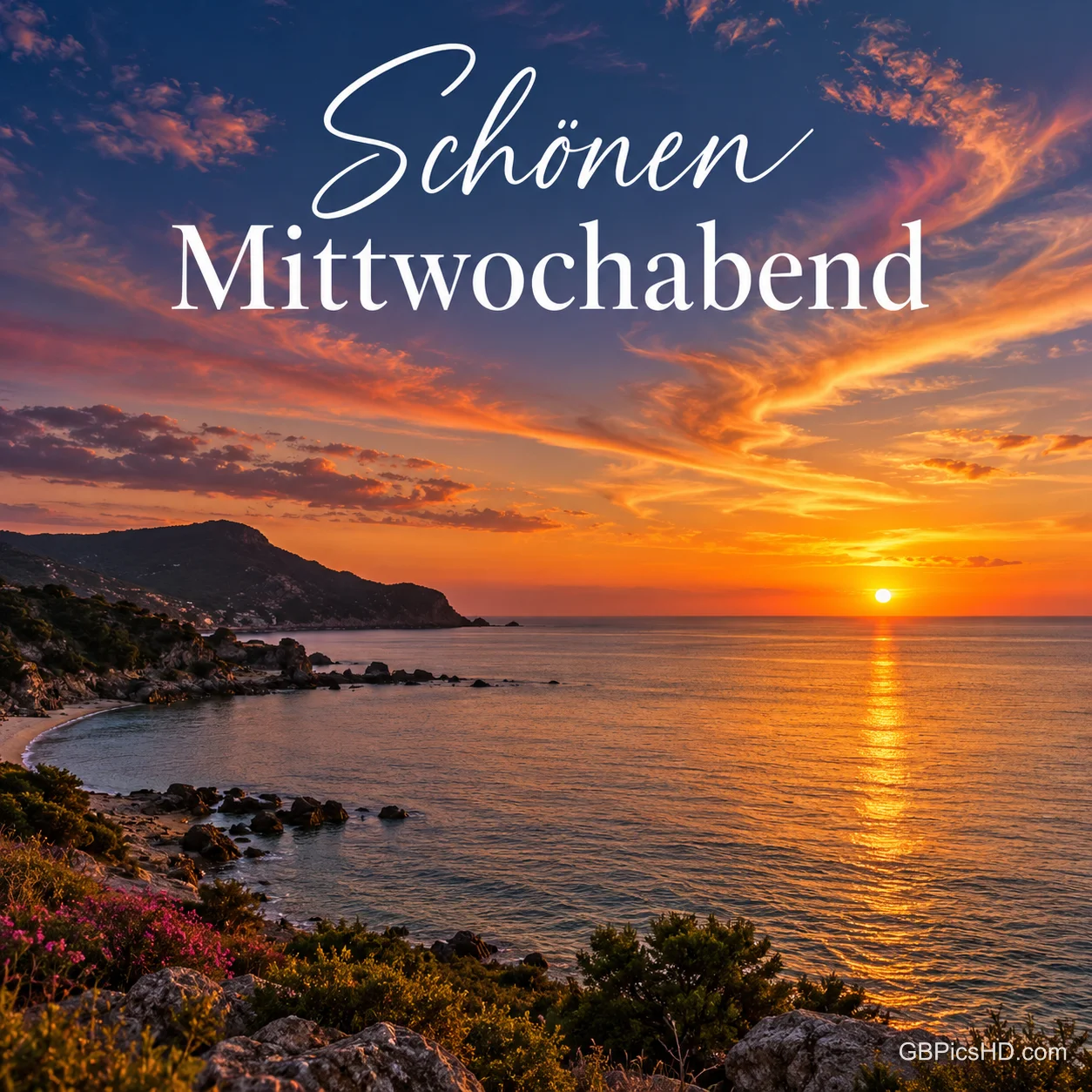 Felsige Meeresküste mit blühenden Sträuchern im Vordergrund, die Sonne versinkt glühend im Meer, darüber der Schriftzug Schönen Mittwochabend