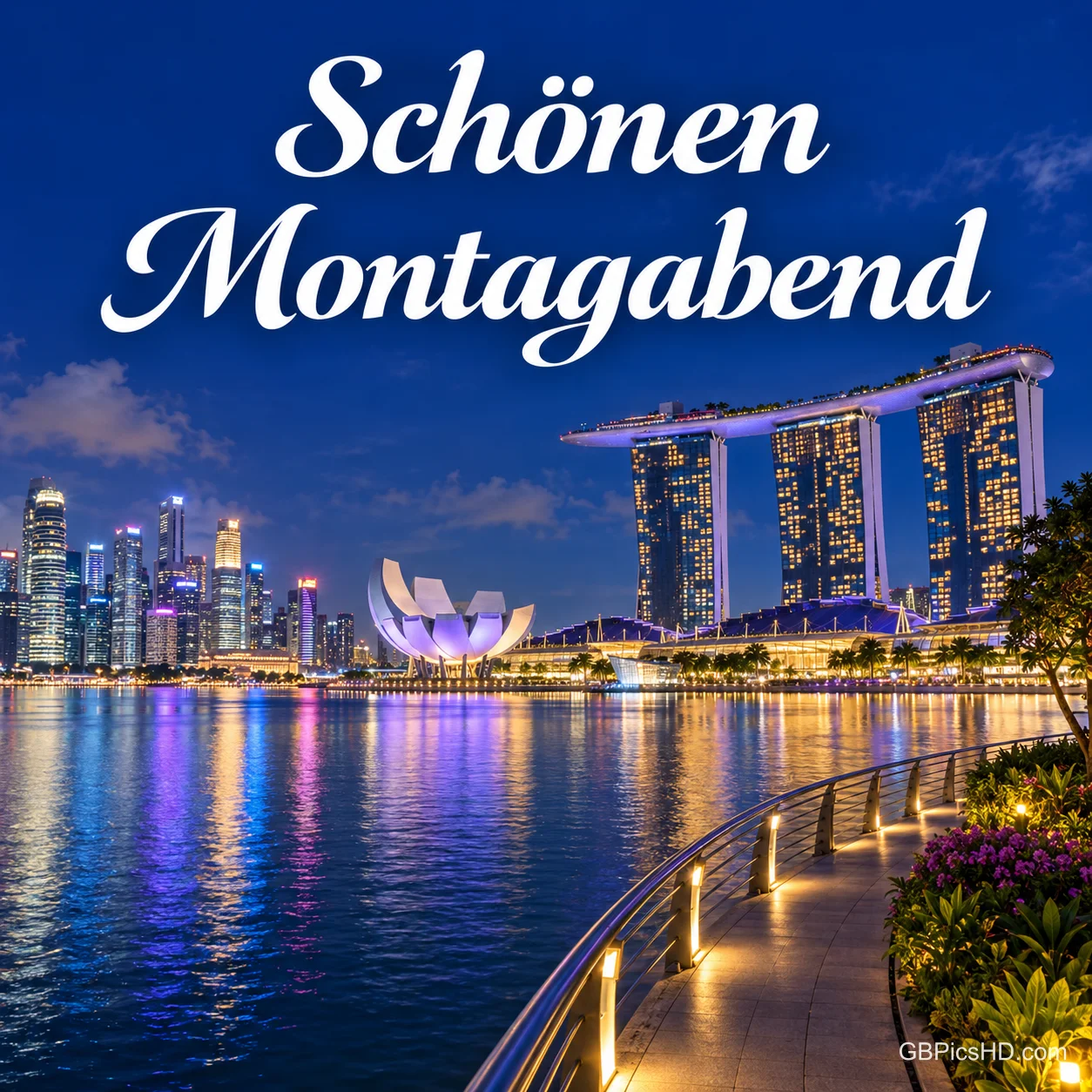 Die beleuchtete Skyline von Singapur mit Marina Bay Sands und ArtScience Museum spiegelt sich im Wasser, davor eine geschwungene Uferpromenade