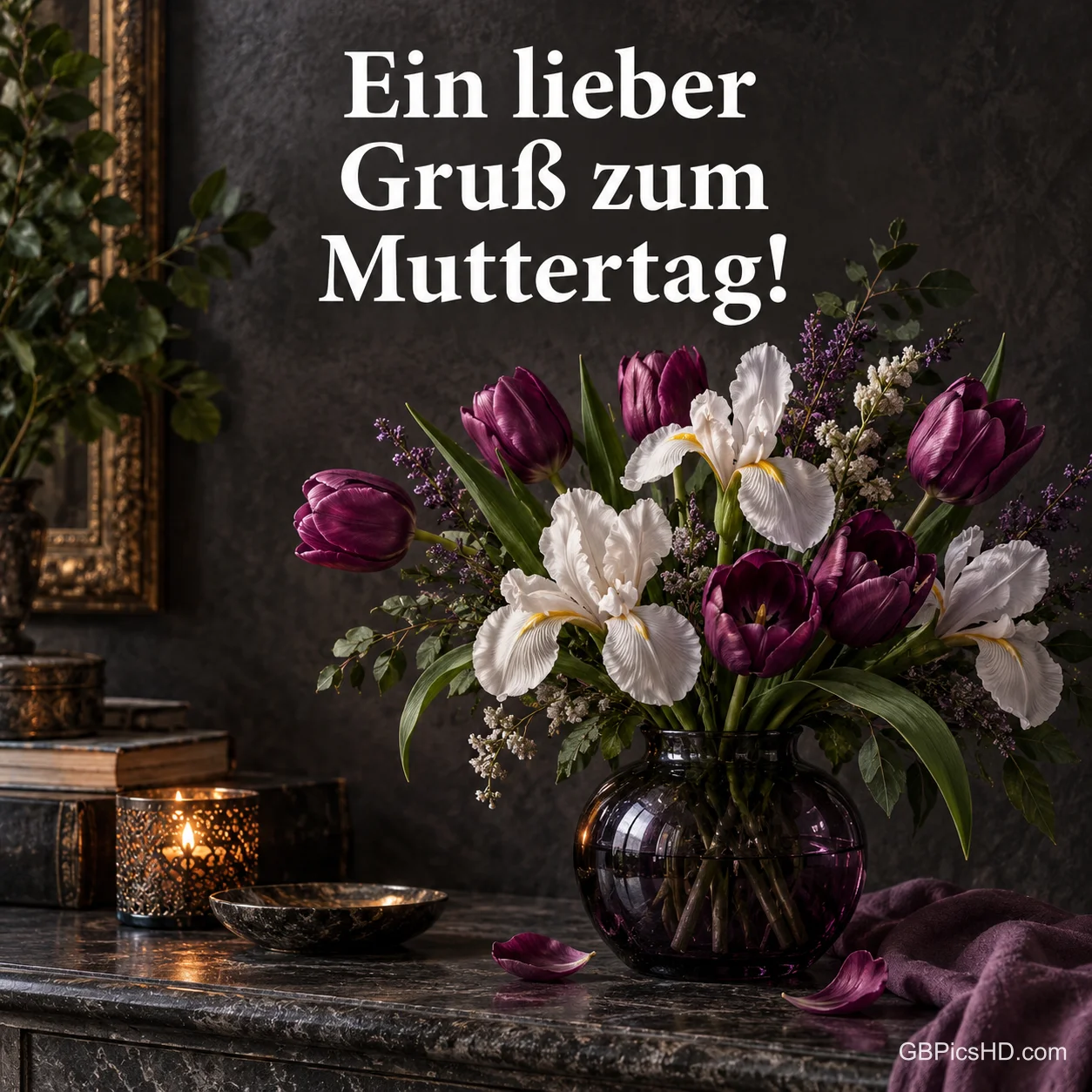 Lila Tulpen und weiße Iris in einer dunklen Vase bei Kerzenlicht mit dem Text "Ein lieber Gruß zum Muttertag!". Lila Tulpen und weiße Iris in einer dunklen Vase bei Kerzenlicht mit dem Text "Ein lieber Gruß zum Muttertag!".