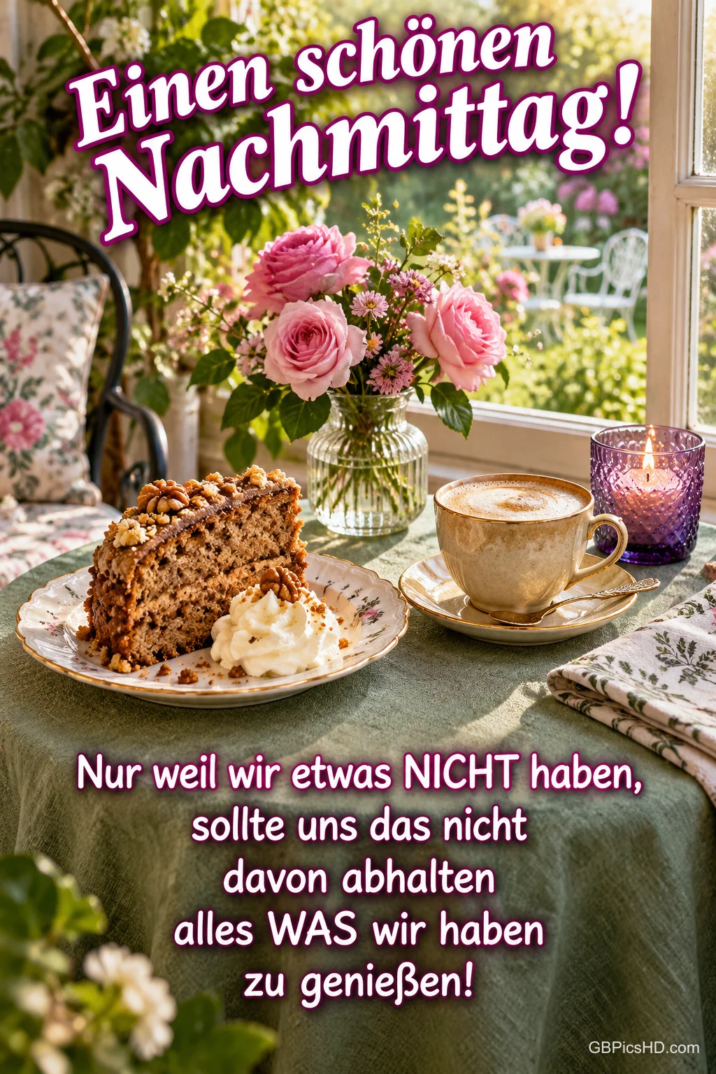 Nusskuchen, Kaffee, rosa Rosen und eine brennende Kerze am offenen Fenster mit "Einen schönen Nachmittag!".