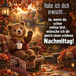 Ein Teddybär mit Tasse winkt auf einer Bank am herbstlichen See neben dem Gruß "wünsche ich dir gleich einen schönen Nachmittag!".