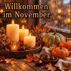 Brennende Kerzen in einer Holzschale mit Laub, Kastanien und Kürbissen vor einem regennassen Fenster, darüber der Gruß "Willkommen im November"