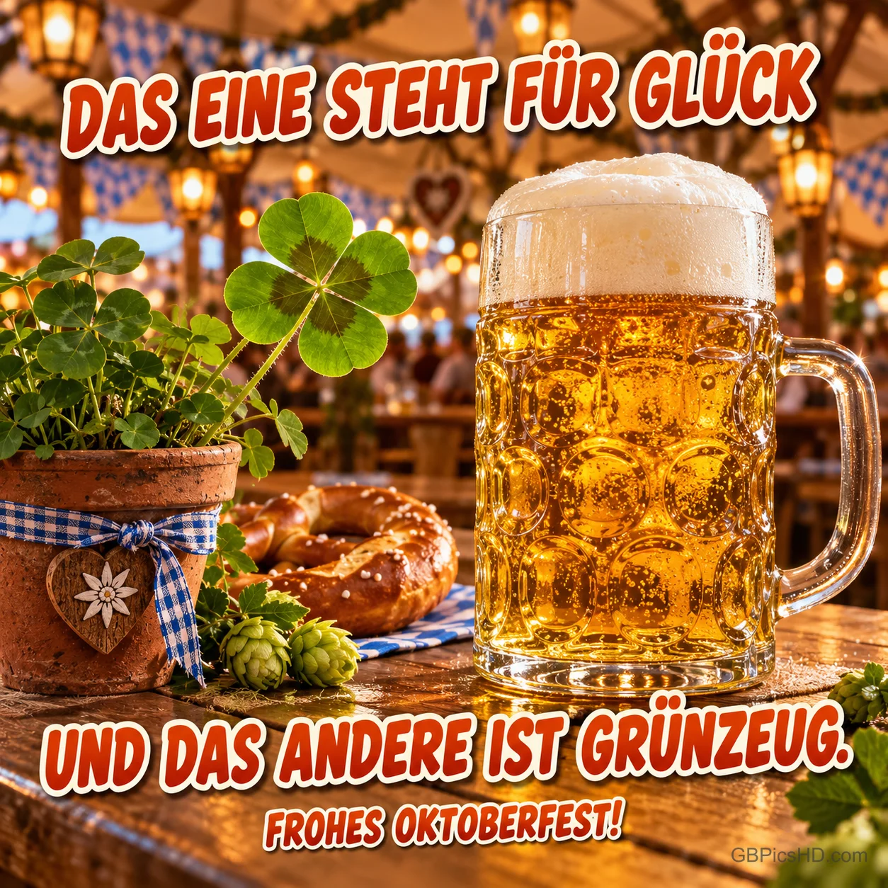 Ein Bierkrug und ein vierblättriges Kleeblatt stehen auf Holz mit "Das eine steht für Glück und das andere ist Grünzeug.".