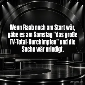 Eine schwarze Showbühne mit Sessel und altem Fernseher trägt den Text "Wenn Raab noch am Start wär".