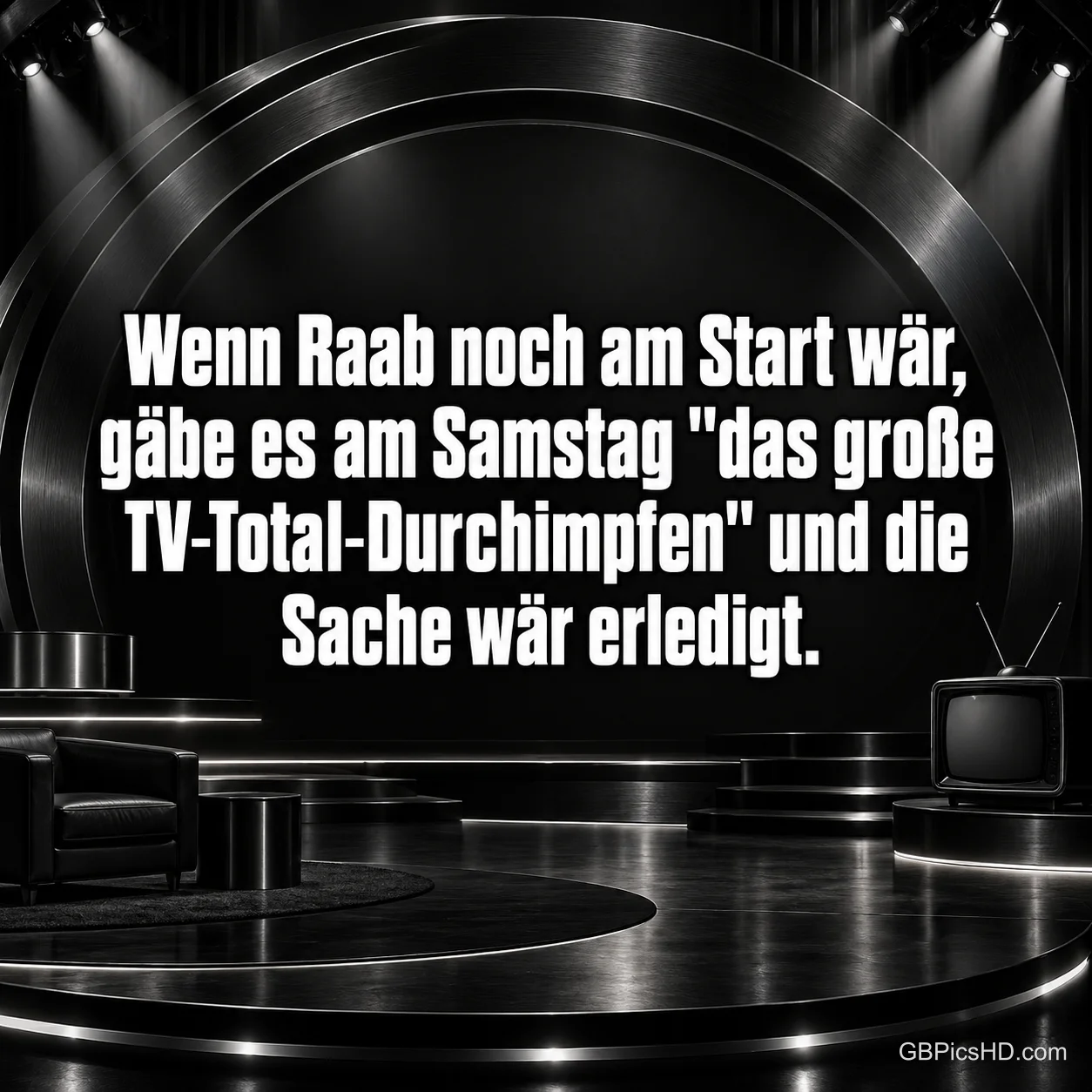 Eine schwarze Showbühne mit Sessel und altem Fernseher trägt den Text "Wenn Raab noch am Start wär".