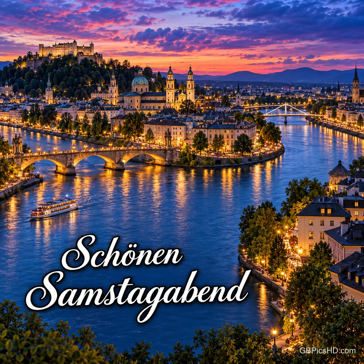 Abendlicher Blick auf eine beleuchtete Altstadt mit Festung, Kirchtürmen und Brücken über einen Fluss bei Sonnenuntergang, dazu ein Gruß in Schreibschrift Abendlicher Blick auf eine beleuchtete Altstadt mit Festung, Kirchtürmen und Brücken über einen Fluss bei Sonnenuntergang, dazu ein Gruß in Schreibschrift