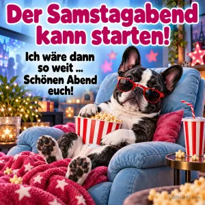 Französische Bulldogge mit roter Sonnenbrille liegt mit Popcorn und Getränk im Sessel unter einer Sternendecke, bereit für den Filmabend am Samstag