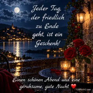 Rote Rosen und Kerzen stehen auf einem Tisch am See im Mondlicht: "Jeder Tag, der friedlich zu Ende geht, ist ein Geschenk!".