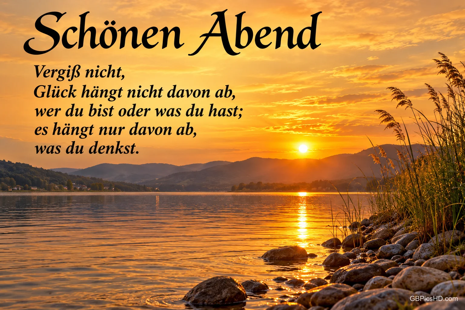 Die Sonne geht über einem See mit Bergen, Steinen und Schilf unter; darüber steht "Schönen Abend".