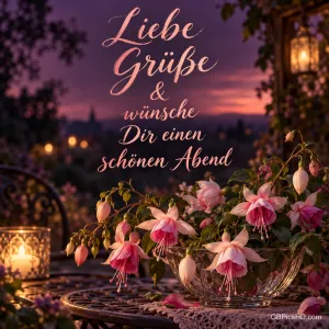 Rosa Fuchsien in einer Glasschale stehen bei Kerzenlicht auf einem Gartentisch: "Liebe Grüße & wünsche Dir einen schönen Abend".