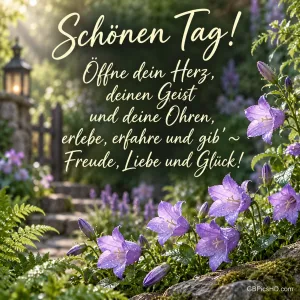 Lila Glockenblumen mit Tautropfen wachsen vor einem Gartenweg mit Laterne; darüber steht "Schönen Tag!".