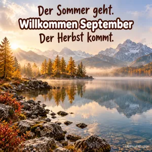 Nebliger Bergsee mit goldenen Lärchen und dem Spruch "Der Sommer geht. Willkommen September. Der Herbst kommt."