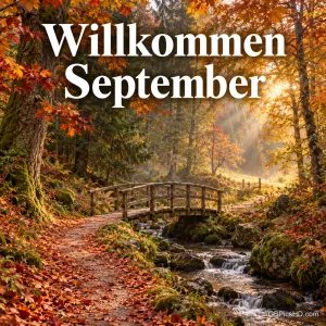 Ein mit Herbstlaub bedeckter Waldweg führt zu einer Holzbrücke über einen Bach im goldenen Licht, Schrift "Willkommen September".