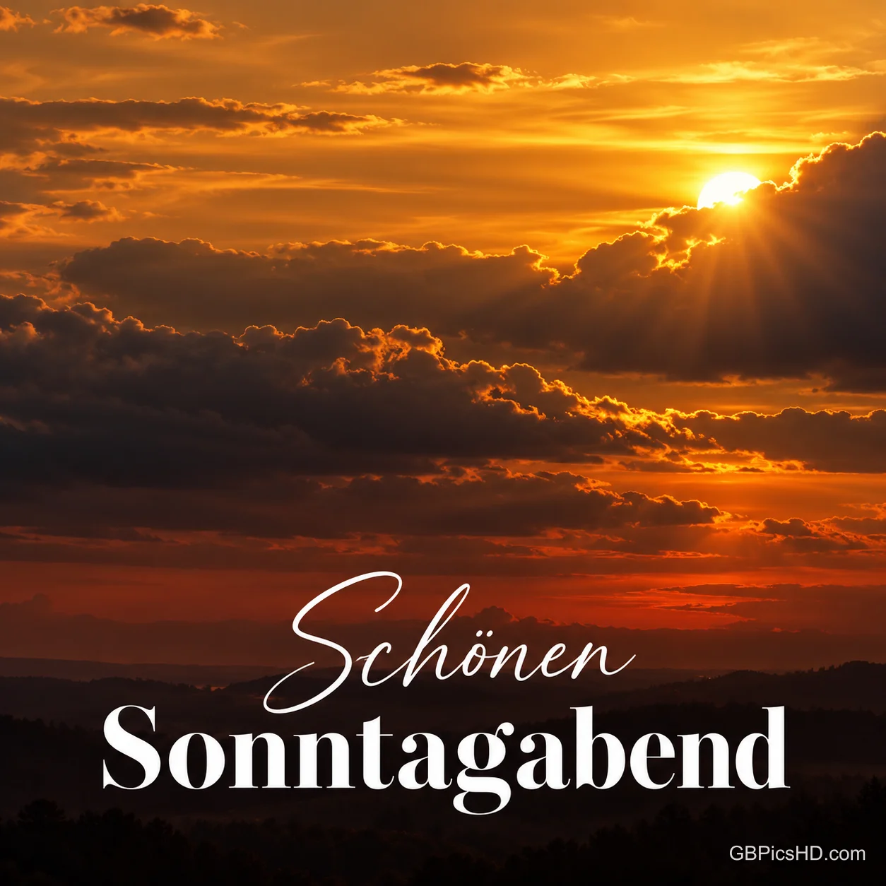 Die Sonne strahlt durch dunkle Wolken über einer hügeligen Landschaft, darunter steht in Weiß "Schönen Sonntagabend". Die Sonne strahlt durch dunkle Wolken über einer hügeligen Landschaft, darunter steht in Weiß "Schönen Sonntagabend".