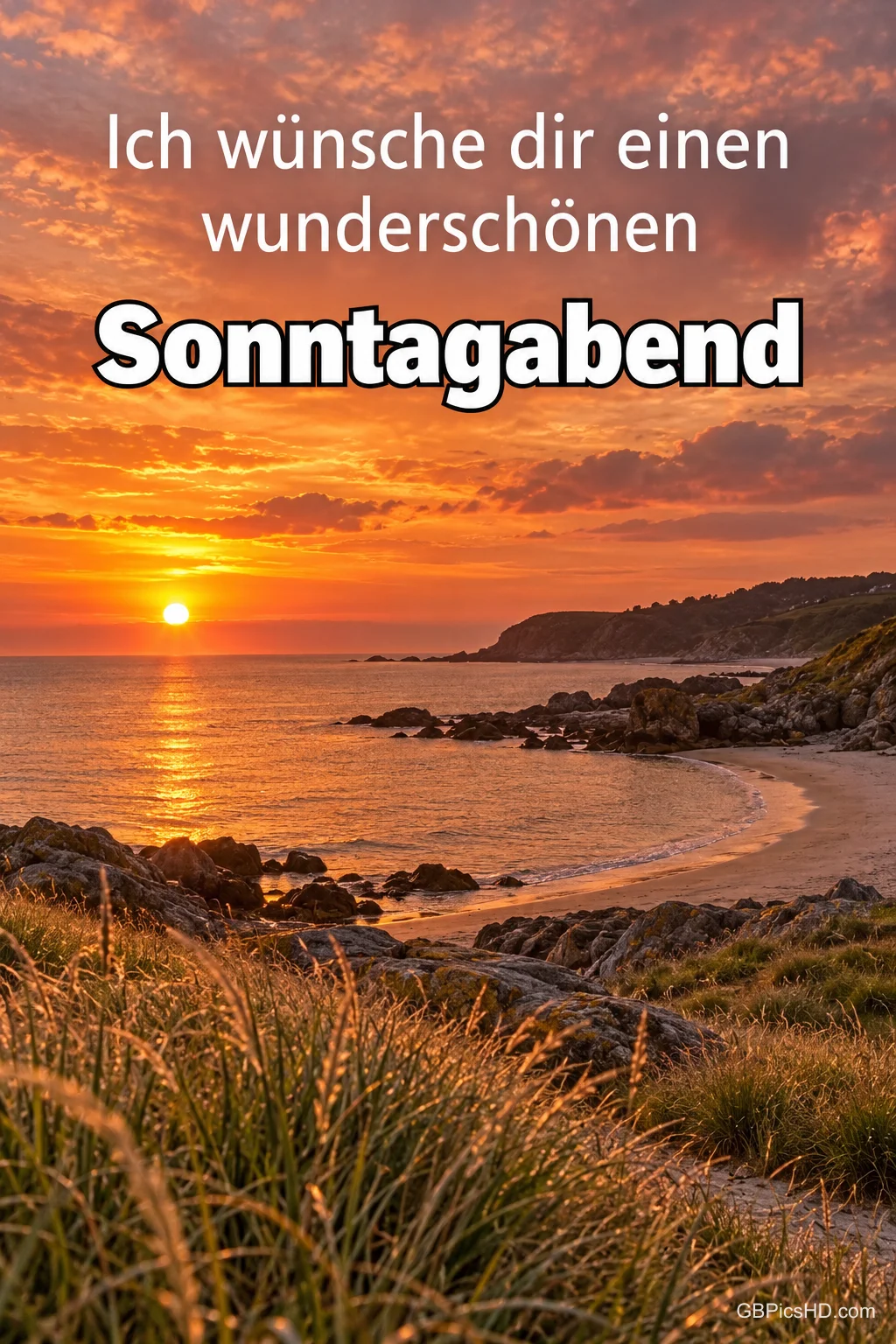 Felsige Meeresbucht mit Sandstrand und Gräsern im warmen Licht der untergehenden Sonne über dem ruhigen Meer, Text: Ich wünsche dir einen wunderschönen Sonntagabend Felsige Meeresbucht mit Sandstrand und Gräsern im warmen Licht der untergehenden Sonne über dem ruhigen Meer, Text: Ich wünsche dir einen wunderschönen Sonntagabend