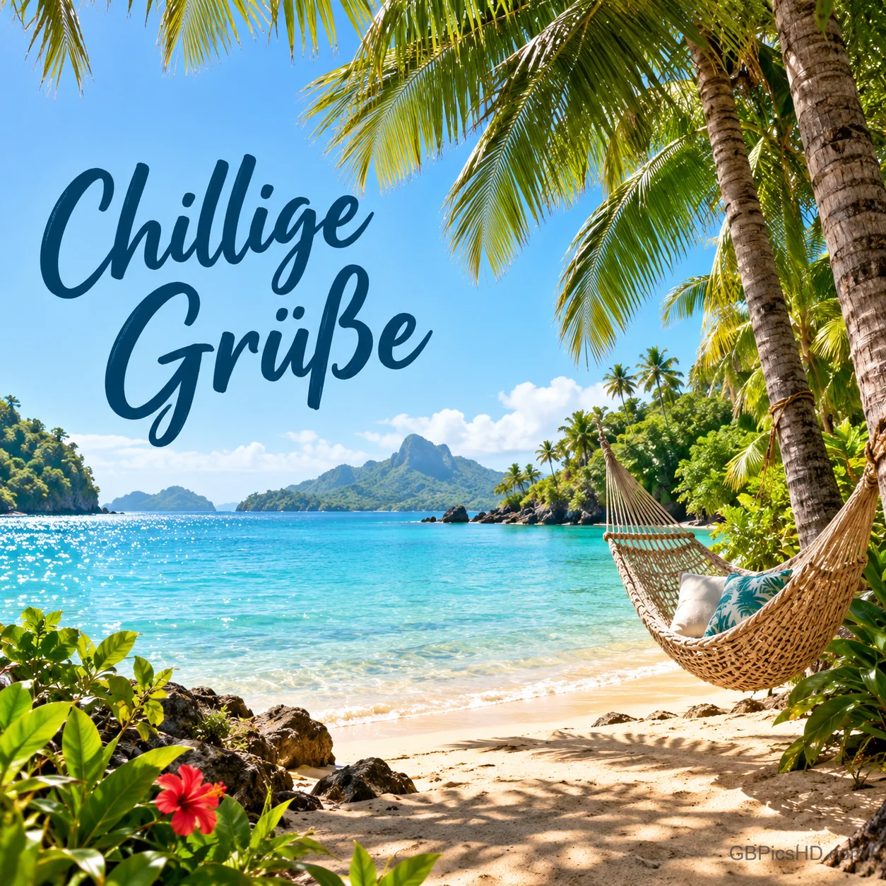 Ein Palmenstrand mit Hängematte und türkisem Meer mit dem Schriftzug "Chillige Grüße". Ein Palmenstrand mit Hängematte und türkisem Meer mit dem Schriftzug "Chillige Grüße".