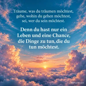 Leuchtende Wolken in Rosa und Orange umrahmen einen Sonnenuntergang über einem Wolkenmeer, dazu der Spruch "Träume, was du träumen möchtest, gehe, wohin du gehen möchtest".