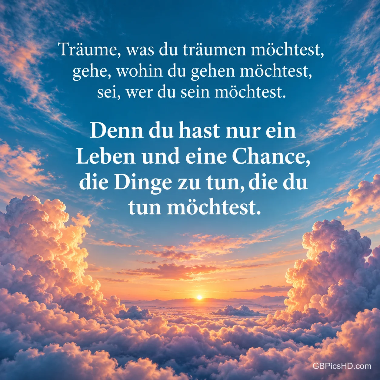 Leuchtende Wolken in Rosa und Orange umrahmen einen Sonnenuntergang über einem Wolkenmeer, dazu der Spruch "Träume, was du träumen möchtest, gehe, wohin du gehen möchtest".