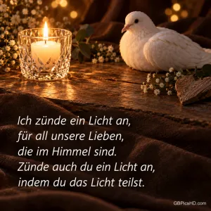 Eine Kerze in einem geschliffenen Kristallglas auf einem Holztisch, daneben eine weiße Taube und kleine weiße Blüten im warmen Licht