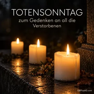 Drei brennende weiße Kerzen auf einer dunklen Steinplatte mit Tannenzweigen und Herbstlaub bei Nacht, zum stillen Gedenken an die Verstorbenen
