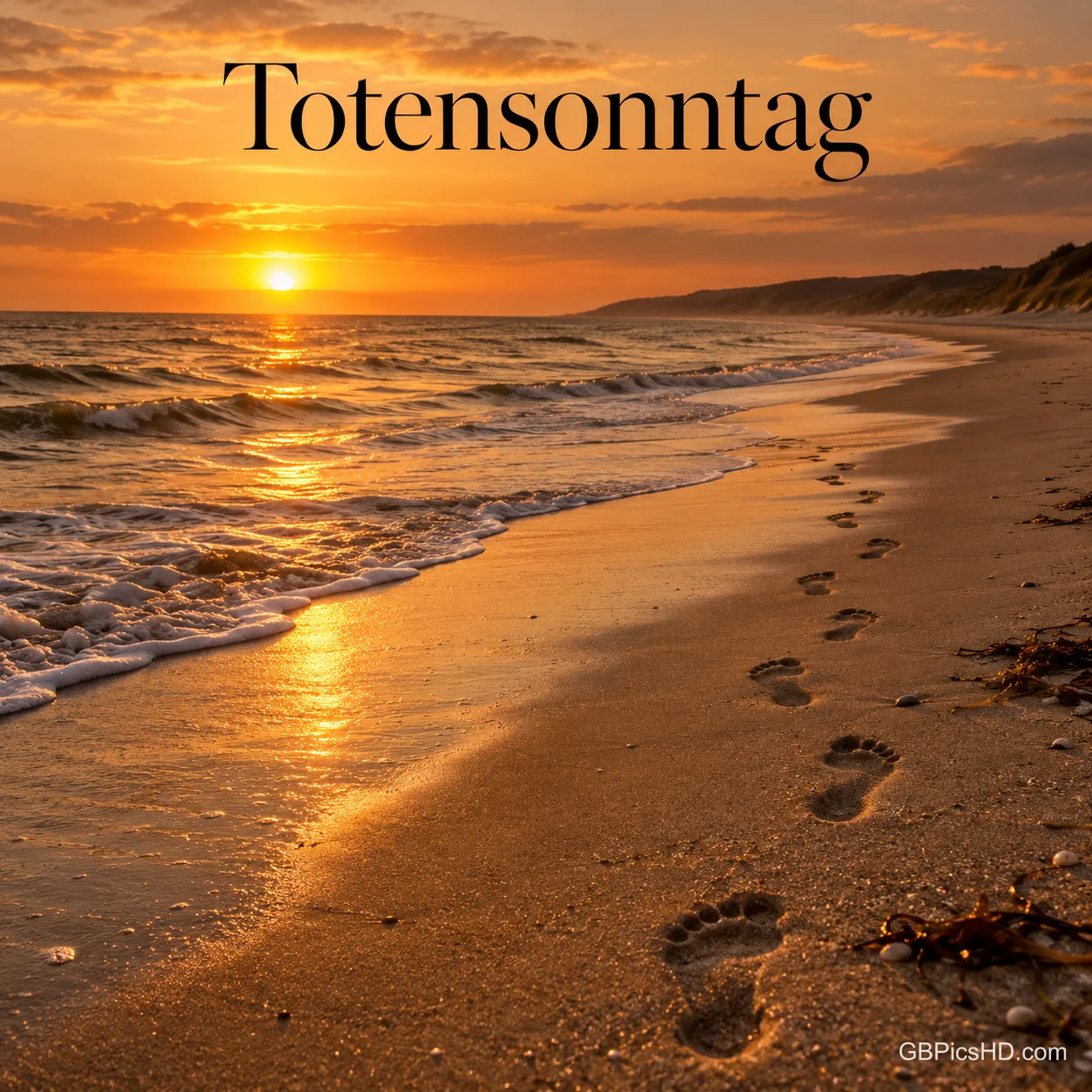 Fußspuren im nassen Sand führen an einem Strand entlang, während die Sonne golden über dem Meer untergeht und Wellen ans Ufer rollen Fußspuren im nassen Sand führen an einem Strand entlang, während die Sonne golden über dem Meer untergeht und Wellen ans Ufer rollen