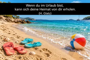 Am Strand liegen Flipflops und ein Ball unter dem Spruch "Wenn du im Urlaub bist, kann sich deine Heimat von dir erholen.".