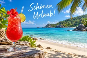 Ein rotes Getränk mit Limette und Hibiskus steht vor einem tropischen Strand mit Palmen und dem Gruß "Schönen Urlaub!".