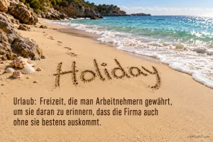 "Holiday" steht im Sand eines Strandes mit Muscheln und Wellen; darunter steht ein humorvoller Urlaubsspruch.