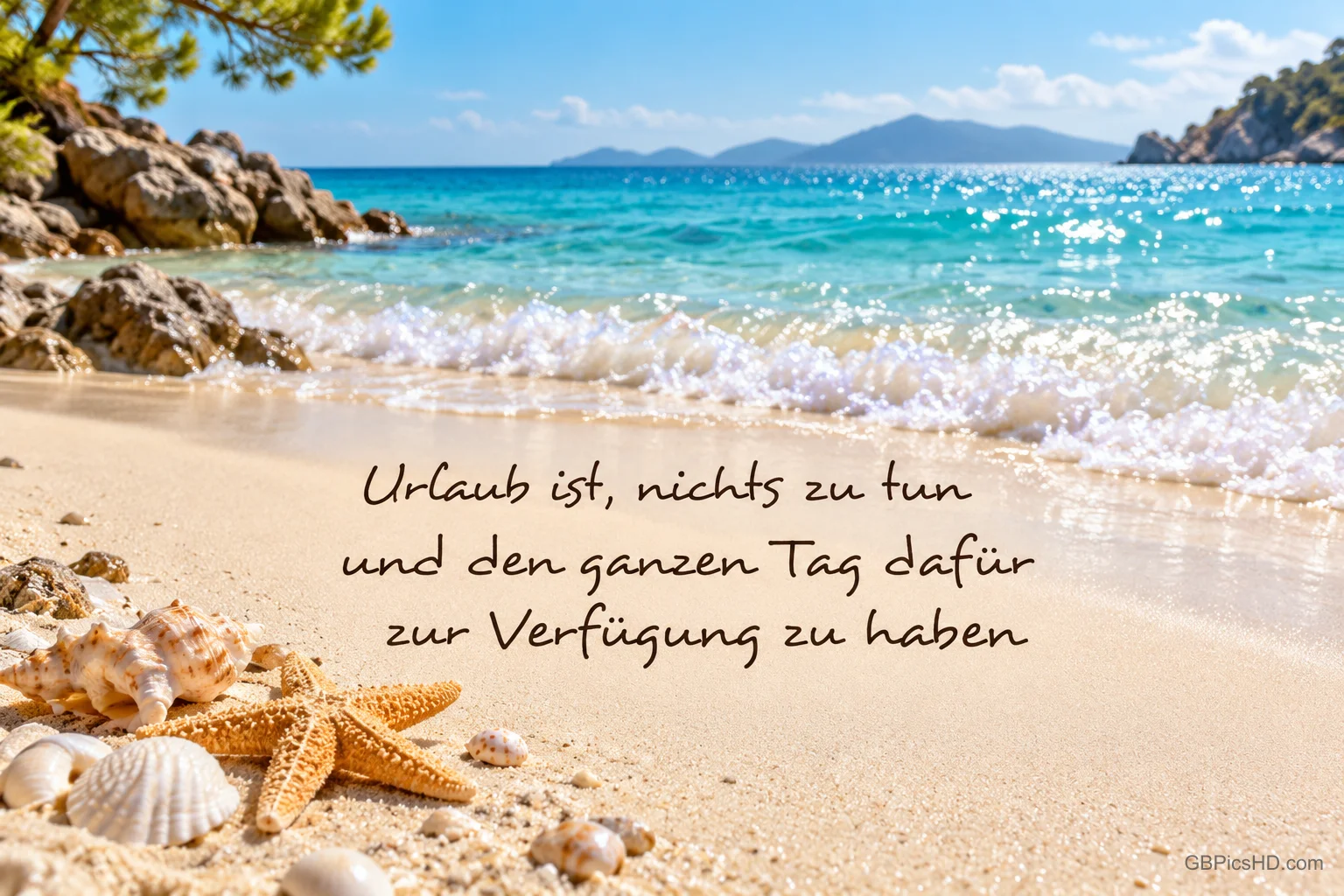 Muscheln und ein Seestern am Strand mit "Urlaub ist, nichts zu tun und den ganzen Tag dafür zur Verfügung zu haben".