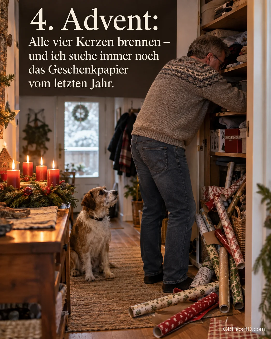 Ein Mann wühlt in einem vollen Flurschrank, Geschenkpapierrollen fallen heraus, der Hund schaut zu, auf dem Tisch brennen vier Kerzen, dazu „4. Advent“. Ein Mann wühlt in einem vollen Flurschrank, Geschenkpapierrollen fallen heraus, der Hund schaut zu, auf dem Tisch brennen vier Kerzen, dazu „4. Advent“.
