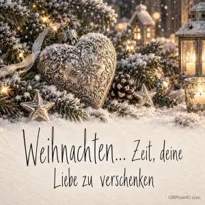 Ein silbernes Herzornament liegt zwischen verschneiten Zweigen, Sternen und Kerzen über "Weihnachten... Zeit, deine Liebe zu verschenken".