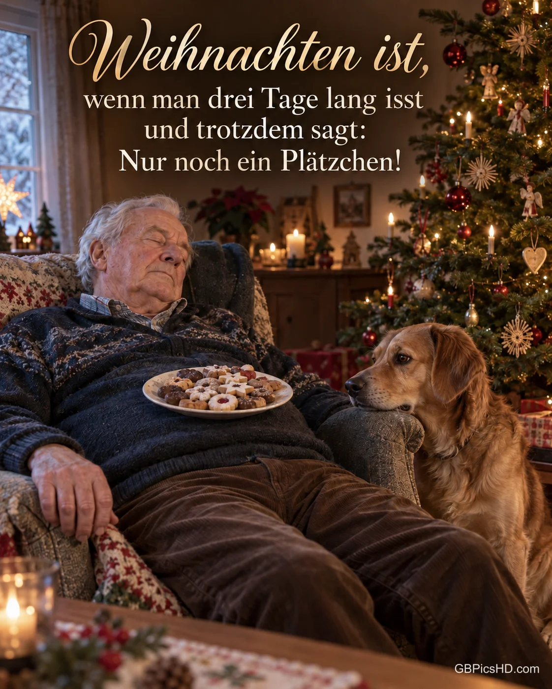 Ein Großvater döst im Sessel am Weihnachtsbaum, auf seinem Bauch balanciert ein Teller Plätzchen, der Hund schielt danach, dazu "Weihnachten ist".