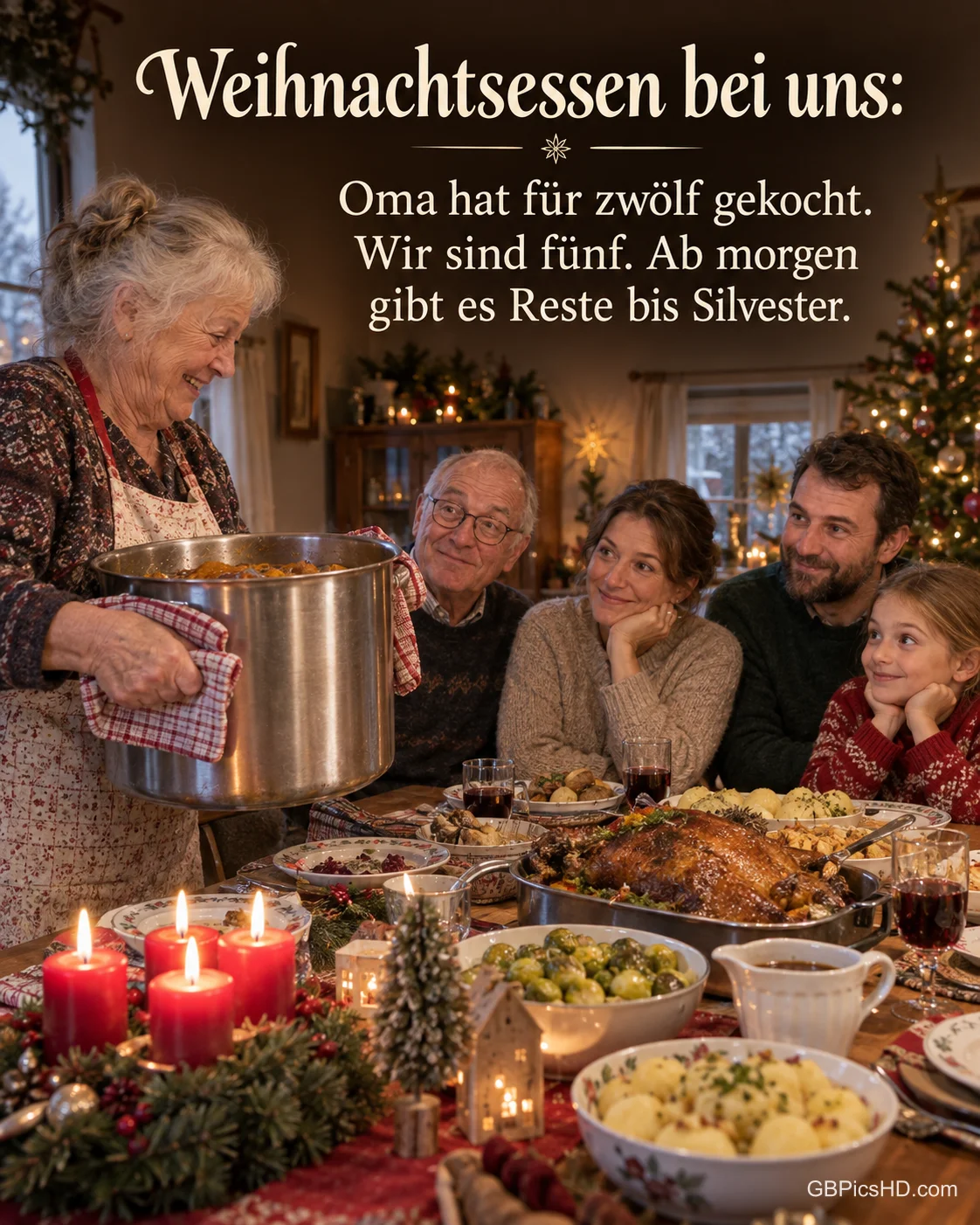 Eine Oma trägt stolz noch einen großen Topf an den festlich gedeckten Tisch, die Familie schaut amüsiert auf den Topf, dazu „Weihnachtsessen bei uns“.