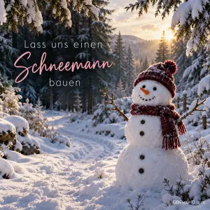 Fröhlicher Schneemann mit roter Strickmütze und Schal auf einem verschneiten Waldweg im Abendlicht, dazu die Einladung "Lass uns einen Schneemann bauen".